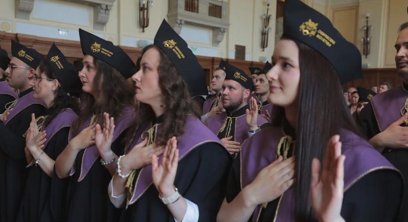 Fotókon és videón az ünnepélyes pillanat, átvehették diplomáikat a Könnyűzenei Intézet végzősei