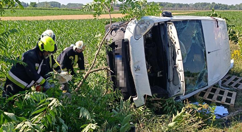 Balesetek Bács-Kiskunban: egy autó fának csapódott, egy másik drótkerítést szakított át