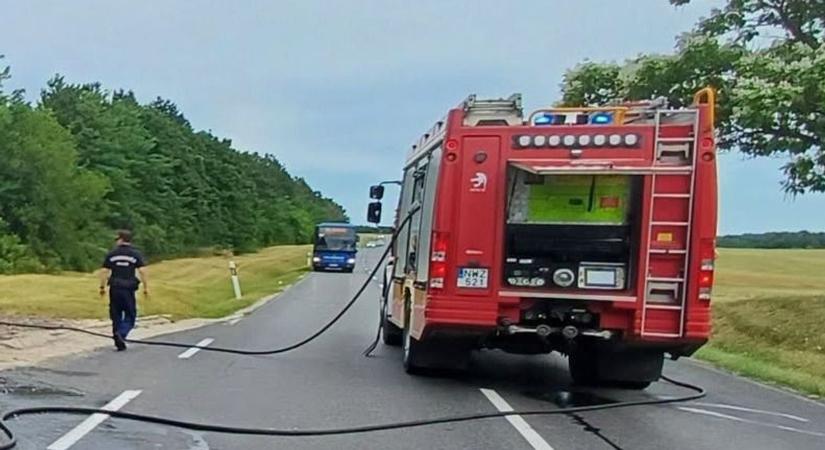 Kigyulladt személyautó akadályozta a forgalmat a 83-as főúton fotó