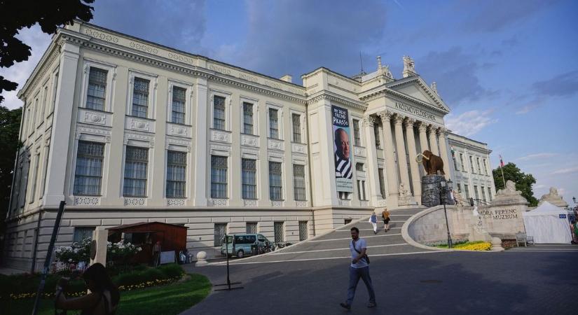 Percekkel a nyitás után megtelt a díszterem, a fővárosból is érkeztek látogatók a Móra-múzeumba – fotók