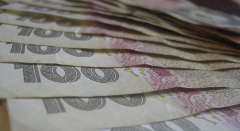 Kiderült: elképesztő pénzmennyiséget tartanak az ukránok a párnacihában