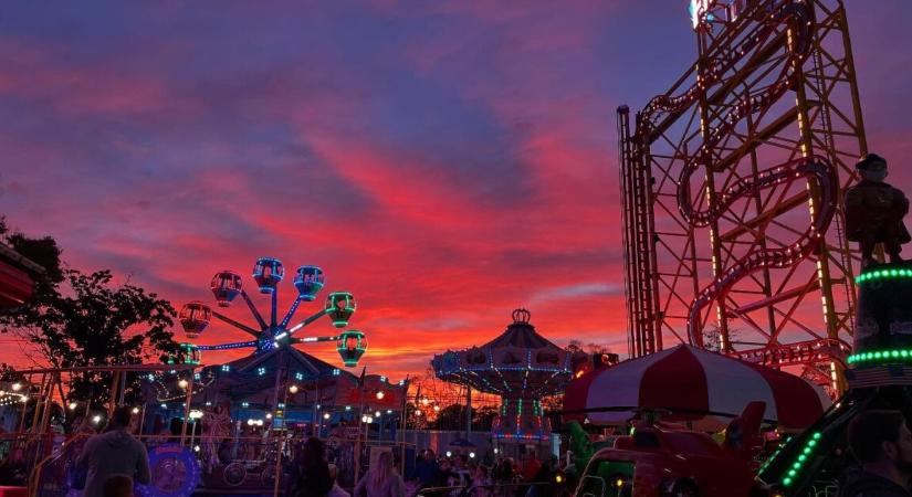 Órákig lógtak a levegőben egy népszerű vidámpark játékán