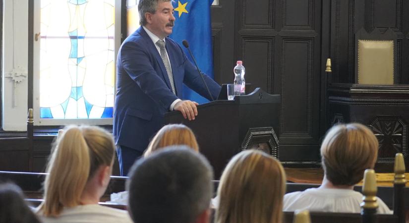 Tiltakoznak a megyei önkormányzatok vezetői a fizetéscsökkentés ellen