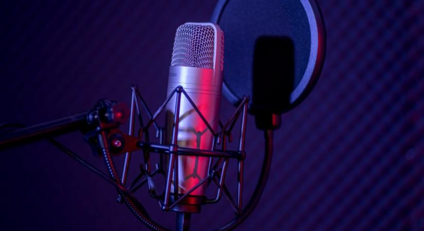 Egy friss felmérés szerint a magyarországi országgyűlési választások óta a háborúval foglalkozó podcastműsorok száma jelentősen csökkent
