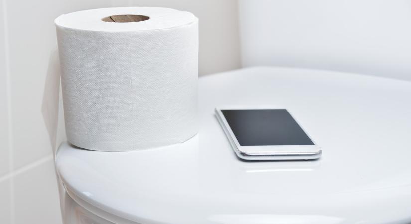 Súlyos következményei lehetnek, ha túl sok időt töltesz a WC-n ülve