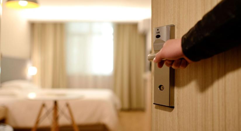 Vadi új fürdőszoba, makulátlan tisztaságú szobák, nyugis wellness - papíron ilyenek a balatoni szállodák. És a valóságban?