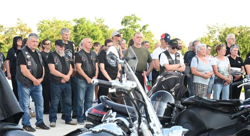 Közel kétszázan hajtottak fejet és gyújtottak gyertyát a karcagi házaspár emléke előtt.