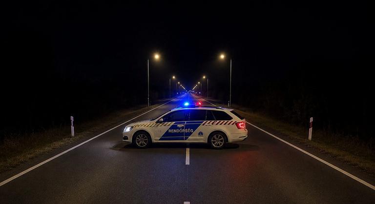 Két személyautó ütközött frontálisan a 77-es főúton, ketten meghaltak, többen megsérültek