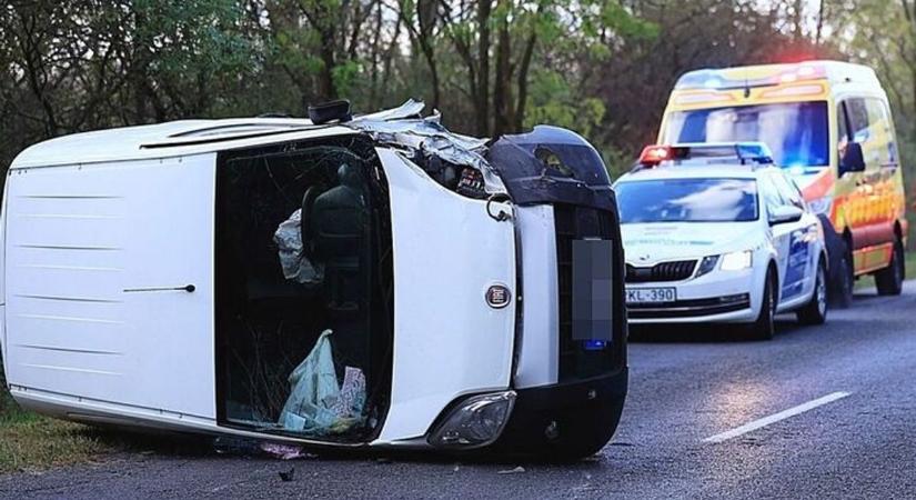 Azonnali teljes útzár: Fejtetőre állt autó a kereszteződésben, tragédia a szomszédban