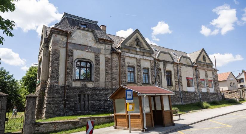 Bejártuk a szinte elfeledett bakonyaljai kastélyt: fotókon az ólomüvegek mögötti világ