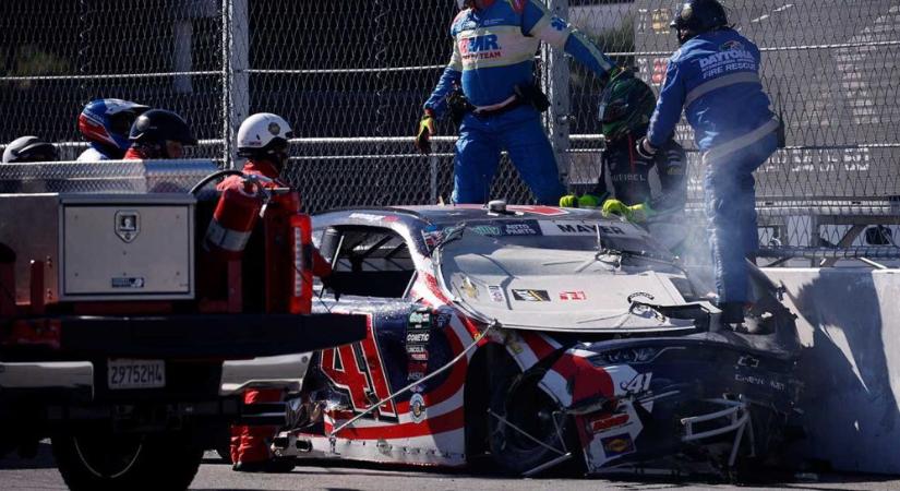 Brutális tömegbaleset, egy Végső állomást megidéző pilóta és a világ leghülyébb rajongója – Akkora káosz volt a San Diegó-i NASCAR-futamon, hogy még az NCIS is beszállt