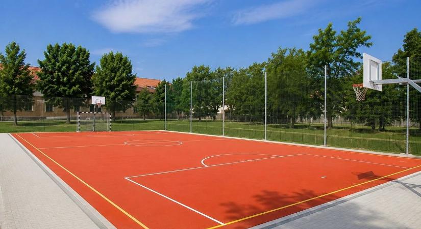 Rekortán sportpálya létesül az év végéig Bakson