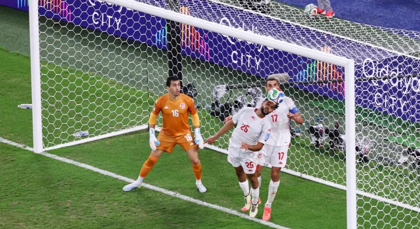 Hihetetlen fejesgóllal végezte ki Japán Tunéziát, 4-0 az 1000. vb-meccs vége