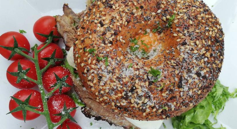 A tökéletes Brisket Egg Bagel: füstölt marhaszegy, tojás, ropogós bagel