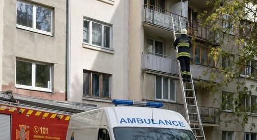 Erkélyen át jutottak be a mentők – idős nőt mentettek meg Ungváron