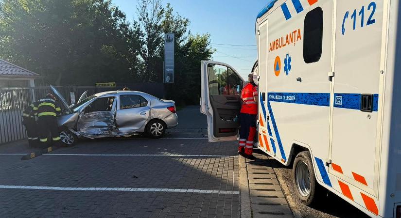 Kiskorú beteget szállító mentővel ütközött a kisautó – Hét személy érintett a balesetben