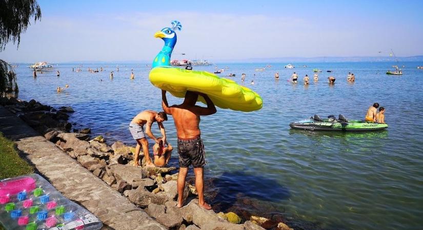 Hőségriadó: itt kereshetünk enyhülést a balatoni városokban és a pályaudvarokon