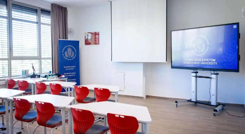 Papír nélkül vizsgáztak a Semmelweis végzősei, egyre több egyetem áll át digitális rendszerre