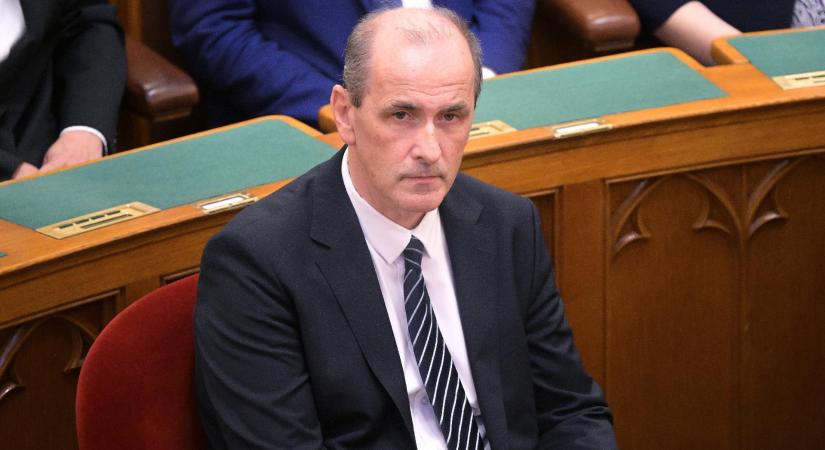 Hegedűs Zsolt miniszter szőnyeg alá söprés helyett szembenézést ígér a kétéves kisfiú kórházi halála után
