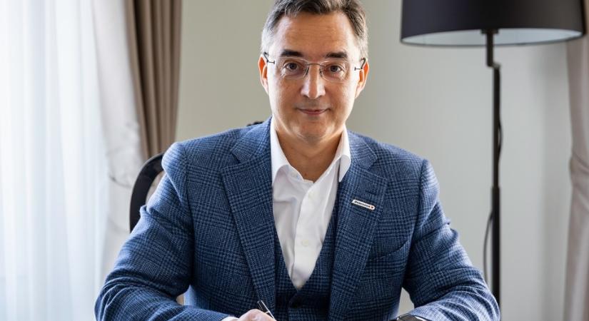 Papp László megmutatta az íróasztalát