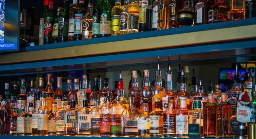 Rendkívüli tilalom Franciaországban: a hőség miatt alkoholt sem ihatnak több helyen