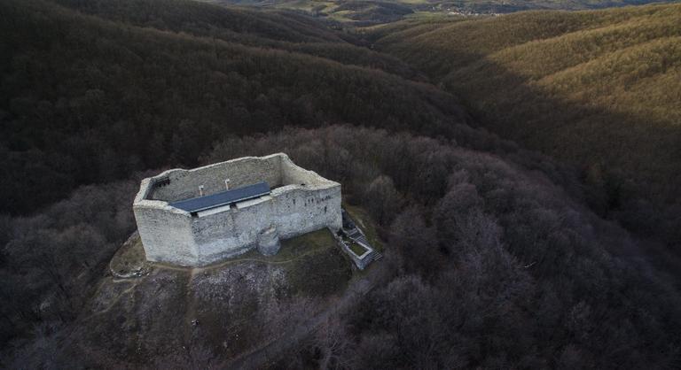 Hatalmas buli és orgia nyomaira bukkantak a Máré-várnál, a falakat is lebontották