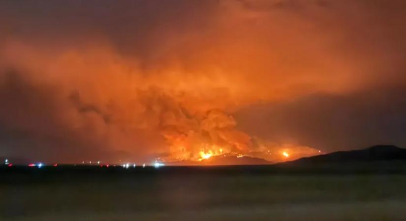 5000 hektáron ég a bozót Utahban, egy kisváros összes lakójának menekülnie kell