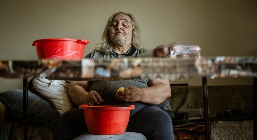 A vak cigány zongorahangolónak jólesik az együttérzés, de megélni inkább munkából tudna
