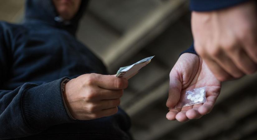 Elég egy molekulán változtatni és már kész is az új drog - hát csoda, hogy egy év alatt 50 új szer jelent meg a feketepiacon?