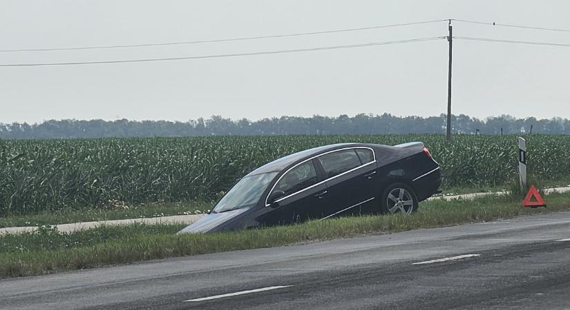 Árokba fejelt egy autó Hajdúszoboszló közelében