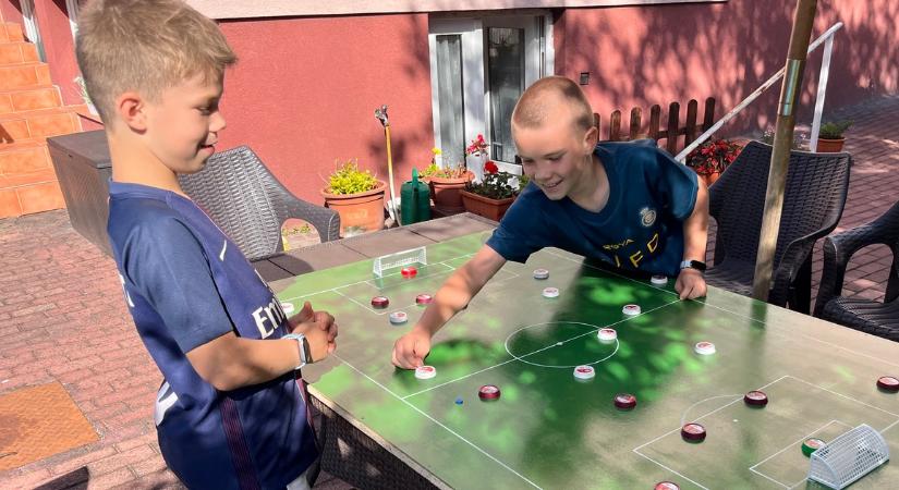 Feltámadt a magyar gombfoci a Balatonnál, olyanok nyomják, nem győztünk nézni - a retro játék, amit egykor mindenki játszott, mára majdnem feledésbe merült