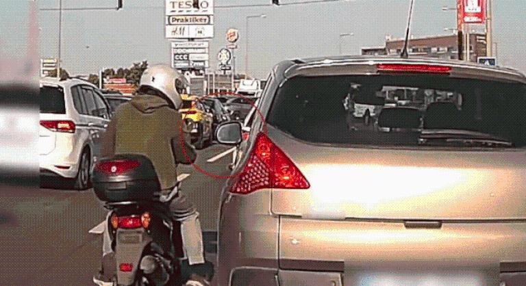 Egy előzés után elszakadt a cérna a motorosnál, videóra vették a dühkitörését