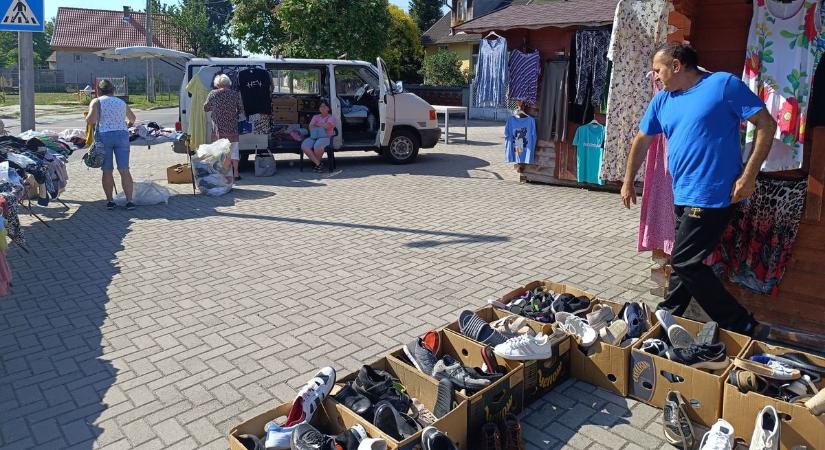 A padlás helyett új gazdához kerülnek a holmik – virágzik a dunavecsei bolhapiac