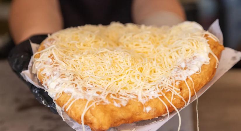 Büfés árulta el a tökéletes balatoni lángos titkát: ettől a filléres hozzávalótól belül puha, kívül ropogós lesz