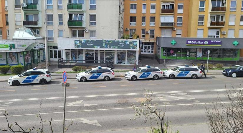 Rengeteg rendőr a Köztársaság Térnél – mi történik?
