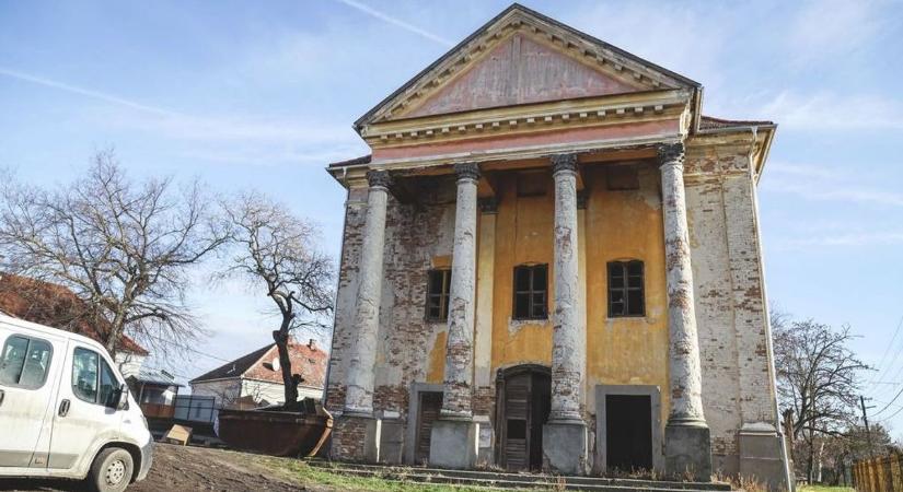 A közösségi oldalon szeretett bele Abony rejtett kincsébe a neves budapesti színházigazgató