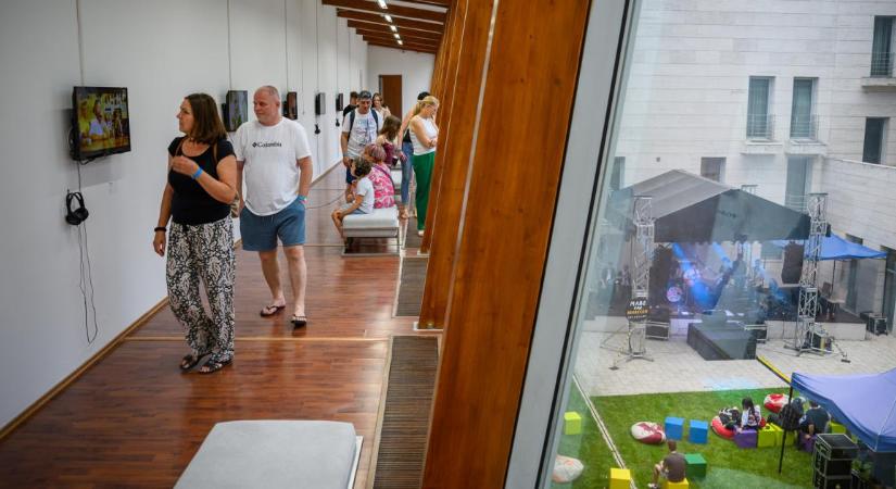 Templomburger, időhurok és áldásos egynyelvűség a Debreceni Múzeumok éjszakáján – fotókkal, videóval