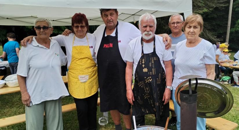 Pincepörkölt, ribizlis kevert és hókifli