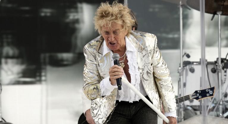 Majdnem összeesett a színpadon Rod Stewart, oxigénpalackot kellett vinni neki