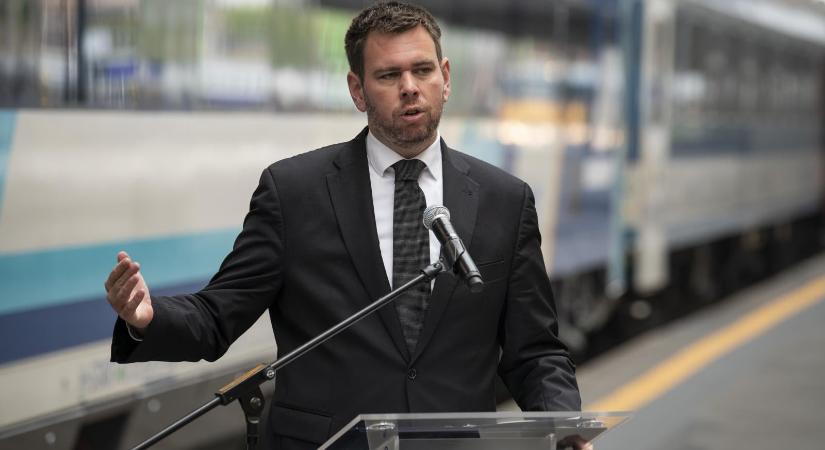 Vitézy Dávid klimatizált InterCity-kocsikra bukkant a Dunakeszi Járműjavítóban