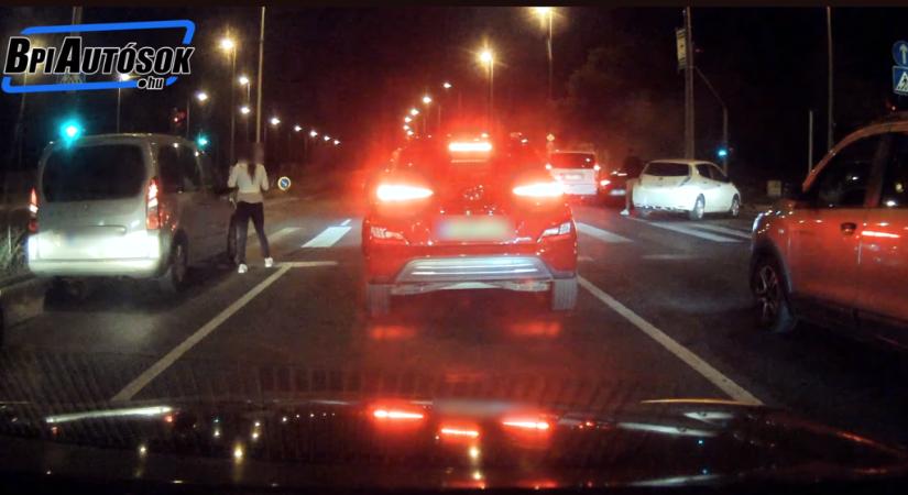 Nem fért át a kereszteződésen a furgonos, hatalmas ütközés lett belőle – videó