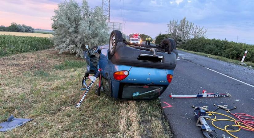 Önkéntesek és tűzoltók mentették a roncsba szorult sofőrt a zagyvarékasi balesetnél apák napja hajnalán