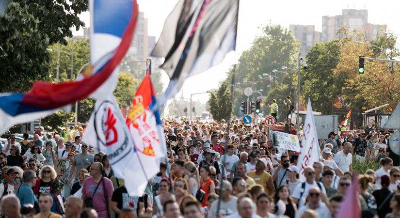 Több ezren követeltek előrehozott választást Újvidéken