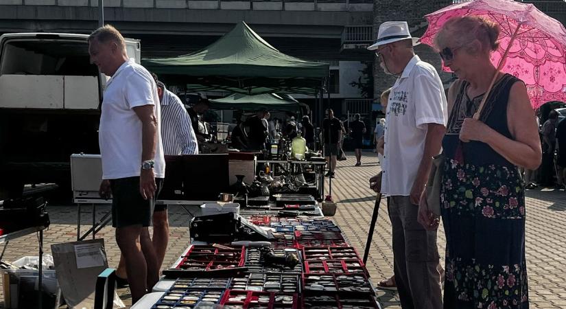 Kovácsoltvas szerszámok, könyvek, régi pénzek bukkantak fel a győri a régiségvásáron - fotók