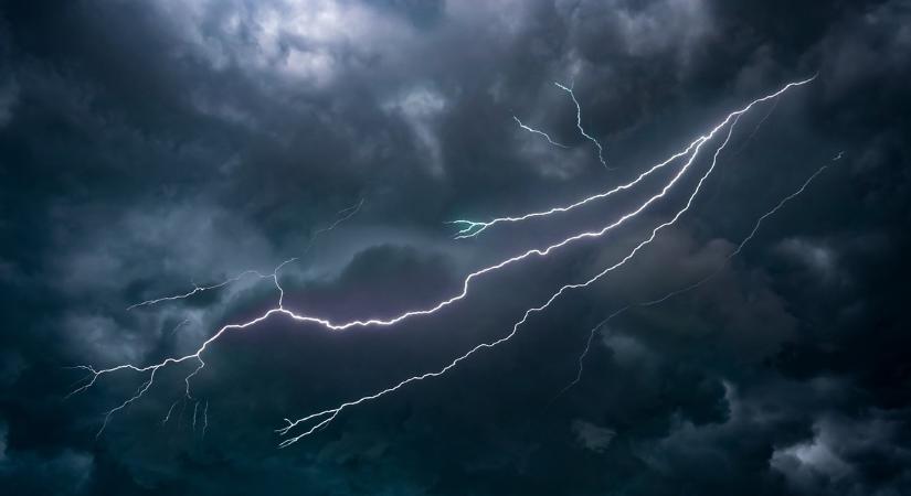 Pusztító ítéletidő: 85 km/h-s szél és villámárvizek fenyegetnek