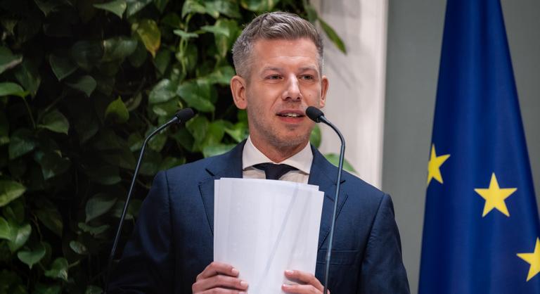 Magyar Péter megmutatta, hol lakott Varga Judittal Brüsszelben