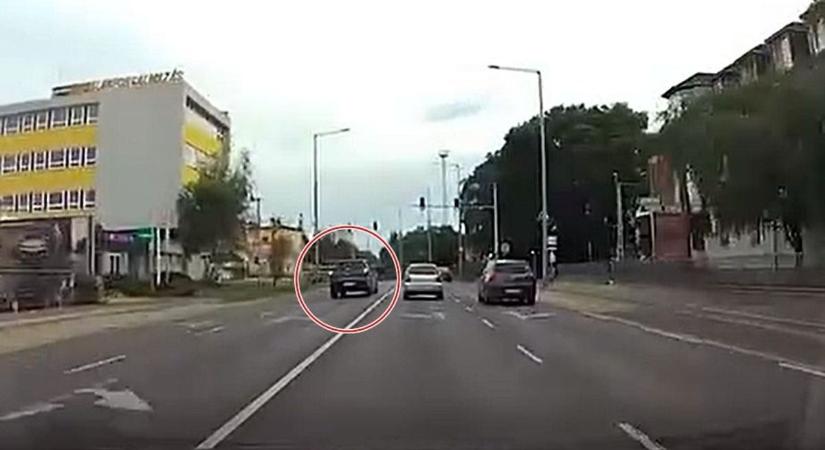 Hajmeresztő előzés Szombathelyen, semmit nem számított a záróvonal - videó