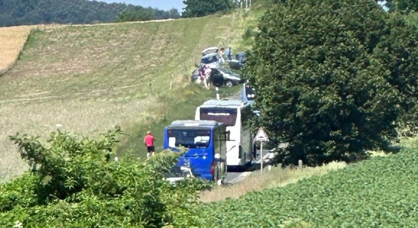 Négy autó karambolozott a 77-es főúton, teljes útlezárás mellett folyik a mentés