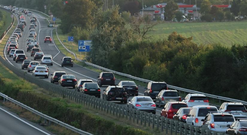 Káoszra és idegtépő várakozásra készüljön hatalmas parkoló lesz az autópálya! Figyelmeztetést adott ki az Útinform!
