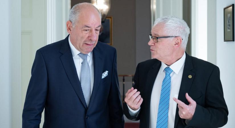 Fleck Zoltán: Nem lehet teljes a rendszerváltás a régi közjogi vezetők távozása nélkül